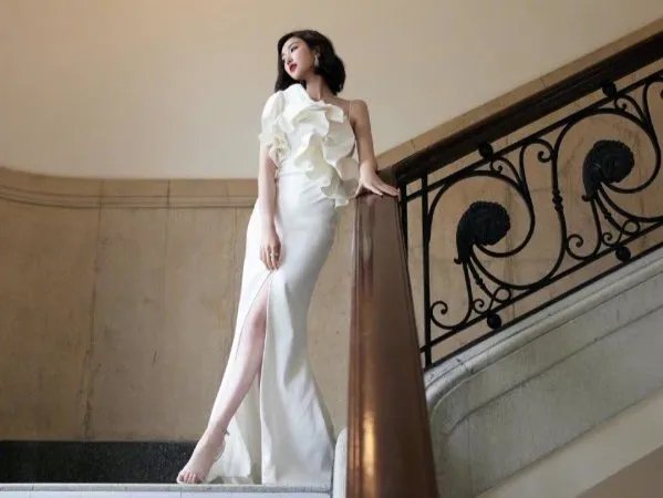 毛晓彤缎面露背鱼尾裙亮相盛典红毯,她的这个造型怎么样?