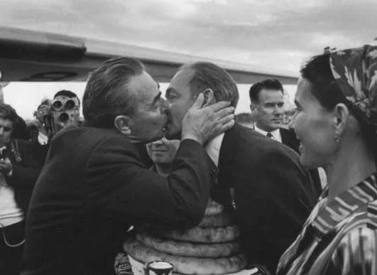 勃列日涅夫之吻是怎么回事？他吻过铁娘子吗