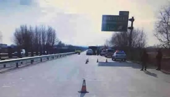 如何看待黑龙江鹤大高速宁安段一运钞车追尾挂车，究竟是人为还是事故？