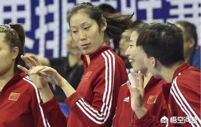 北仑站女排最后一战，大美女姚笛在场下捂嘴偷笑，朱婷还手舞足蹈的发生了什么？