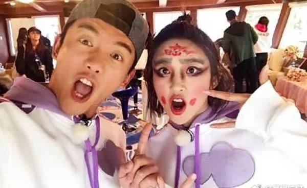 唐艺昕到底夸了郑恺什么?引发两队粉丝再次开撕,非要她道歉?