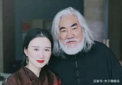 杜星霖被张纪中霸气搂怀，相差31岁被宠公主，她真的幸福吗？