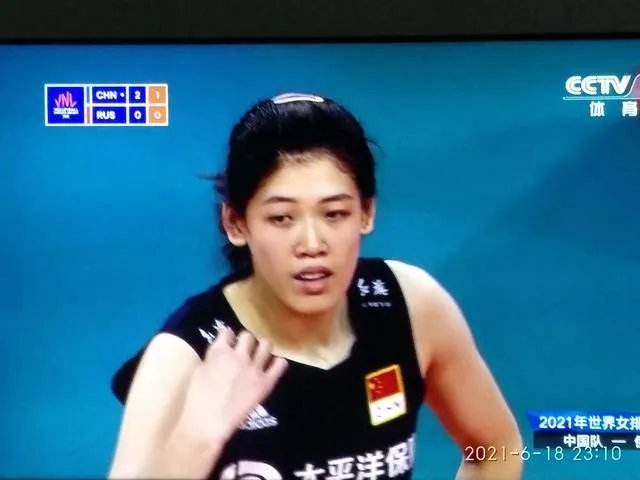 今晚女排3：0战胜俄罗斯，朱婷和李盈盈谁发挥的更好？