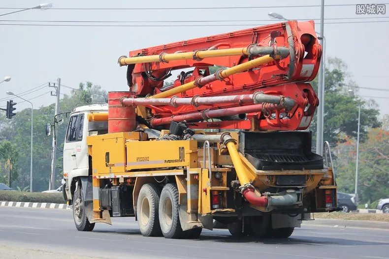 拖车费一般多少钱 拖车费用一公里多少钱