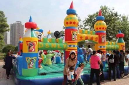 湖北一充气城堡被吹翻,造成此事故的原因是什么?