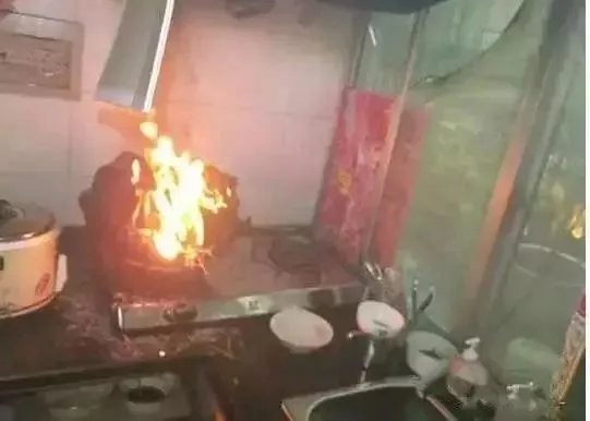 桂林一小区发生火灾，民房起火该如何自救？