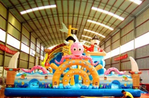 湖北一充气城堡被吹翻,造成此事故的原因是什么?