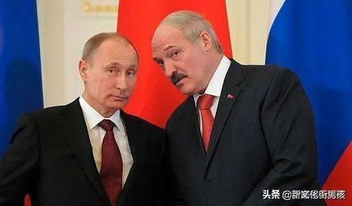 卢卡申科持枪亮相总统府,但枪里没有弹匣,这能说明什么?