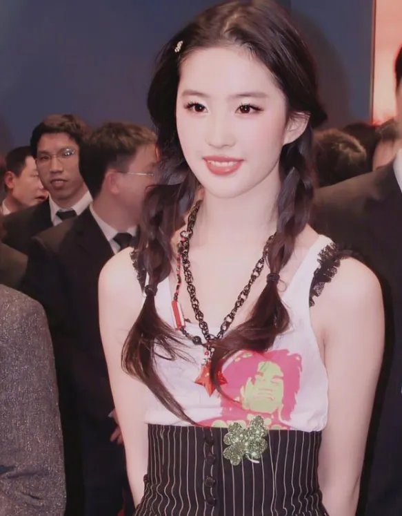 刘亦菲为唐嫣庆生，两人的友谊是真情还是作秀？