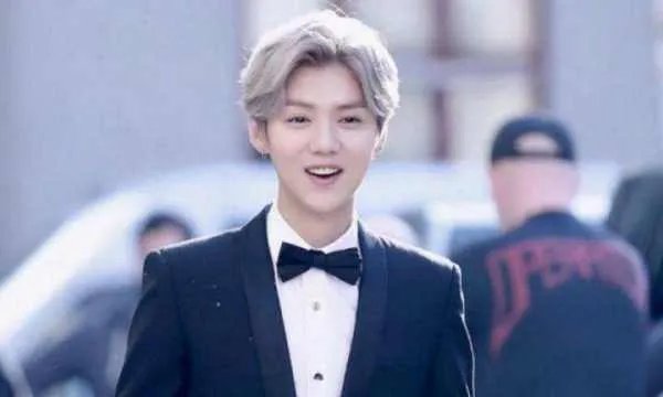 鹿晗背着关晓彤猛吸烟了吗？