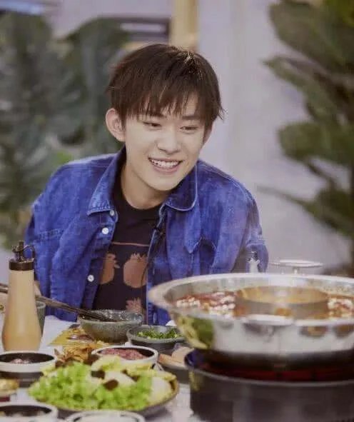 王俊凯王源为易烊千玺庆生，他们之间的关系如何？