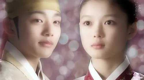 拥抱太阳的月亮好不好看？能不能说一下 给几张剧照 讲下剧情 和来自星星的你比 怎么样