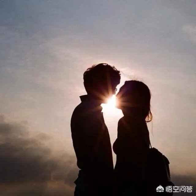 有没有这个图片的情侣头像呀？