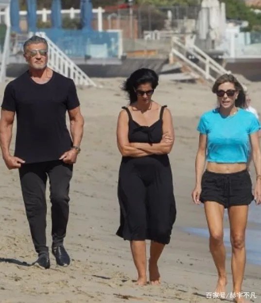 史泰龙妻子拯救了家庭基因,女儿们身材高挑颜值高,你觉得呢?