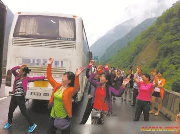 中国大妈们要逆天了：高速公路上也能跳广场舞!