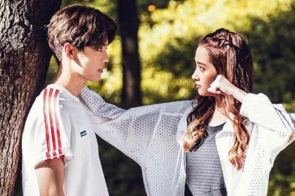 关晓彤鹿晗同款窗帘显甜蜜，好的恋情是如何做到甜蜜的？