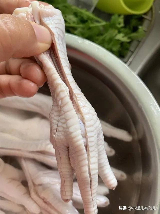 无骨鸡爪怎么快速去骨？网红无骨鸡爪怎么做的？