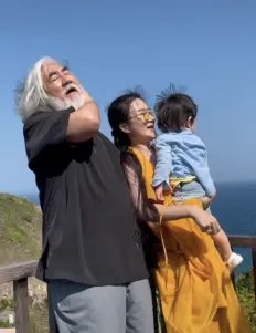 杜星霖被张纪中霸气搂怀，相差31岁被宠公主，她真的幸福吗？