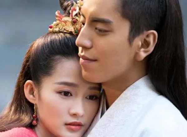 王大陆回应抱李沁的动作，你如何评价他的回应？