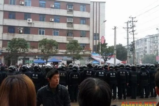 富士康江西千名工人上街游行 发生什么事了？