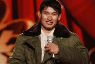 大衣哥朱之文是怎样出名的?出名后为何一直没离开村子?