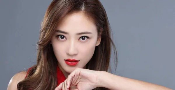 应采儿一家四口同框，陈小春抱小儿子显温柔，你怎么看？