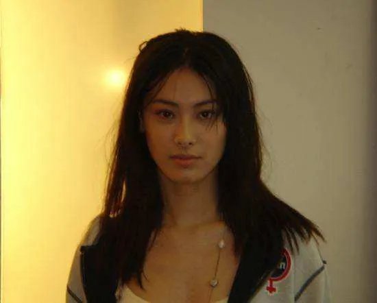 她两年为富豪生下3个儿子,1年后就分手了,她是谁?