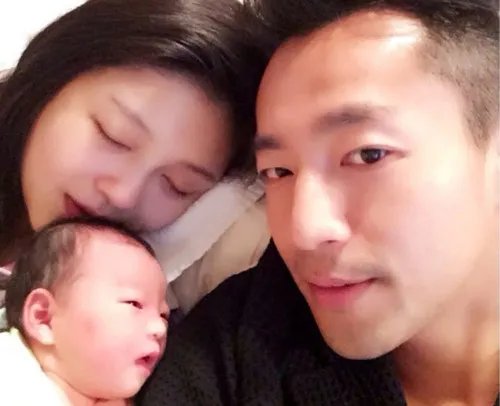 大s产女报喜微博晒全家福 女儿正面照首度曝光