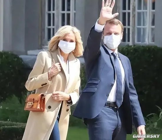 法国总统马克龙回应为何与老师结婚 与大24岁妻子秀恩爱