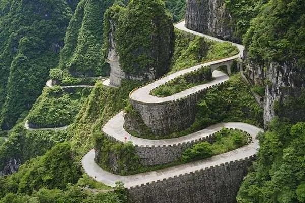 湖南湘潭交通事故导致多人死伤，这样大的交通事故，司机应该负什么责任？