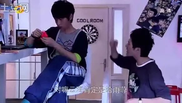 一起又看流星雨 慕容云海的卧室图片 听说有柯南的海报 求截图 ！！！！！！