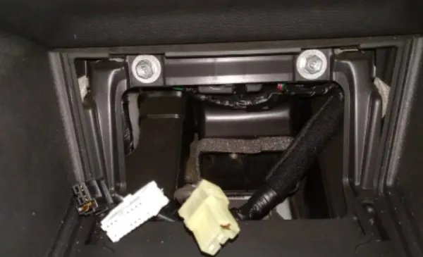 汽车中央扶手卡扣我位置环了怎么修复