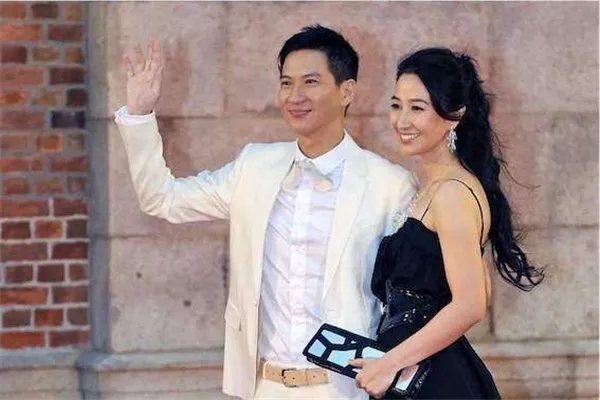 张家辉和关咏荷的爱情，为何在刚开始的时就不被外界看好？