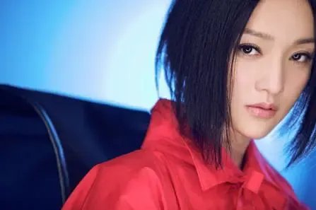 周迅和绯闻男友聚餐被拍，素颜出镜穿着随意，她的状态如何？