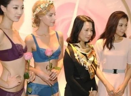 刘涛胸罩照片曝光 出席内衣宣传活动大秀美胸