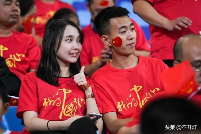 国足踢个关岛为什么搞得跟世界杯决赛一样？