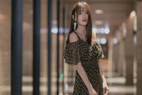 陈乔恩牵手男性友人被批，直接怼回去是否有失风度？