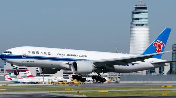 旅客航班上排便遭谴责，南航对此作何回应？