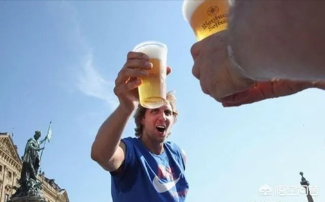 诺维茨基退役后时隔10年终于喝酒,吃蛋糕!论NBA球员自律重要性,你知道还有哪些吗?