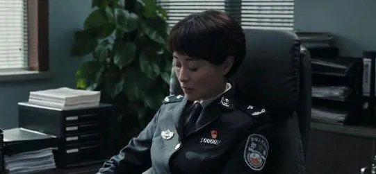 扫黑风暴裴伟往陈建波身上洒水，是什么意思？