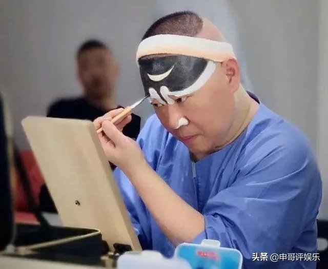 德云社郭德纲晒聚会照片，京剧界名家都来捧场，谁还敢说他业余？