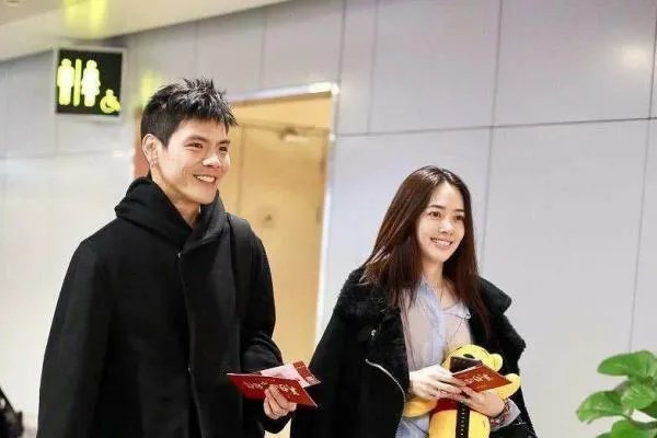 郭碧婷向佐还没领证,婚礼和领证到底该如何安排顺序?