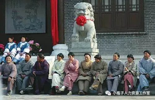 去北京北影厂当群众演员容易吗？需要具备什么条件啊？听说走群众演员这条路很辛苦甚至很难维持下去是吗？