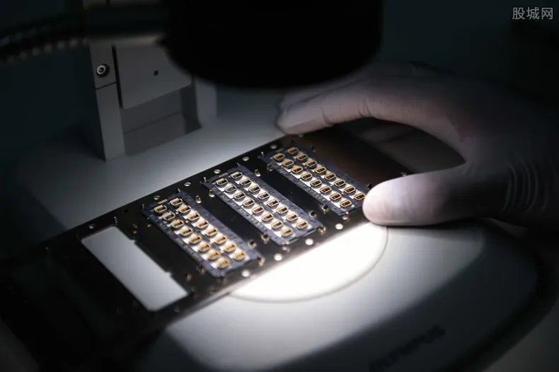 荷兰光刻机卖中国了吗 一台光刻机多少钱看中国光刻机最新现状