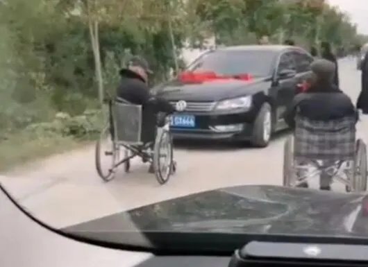 对于老人组团坐轮椅拦婚车要钱这一现象，你怎么看？