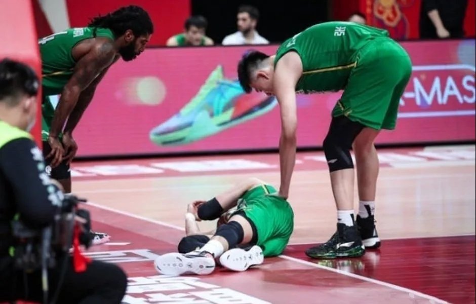 郭艾伦脑震荡无法出战，男篮为何会有这么多球员受伤？