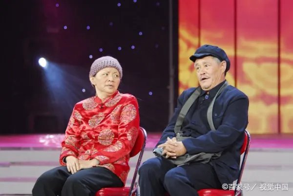 赵本山一家坐炕头直播吃饭,赵本山那么有钱,为何伙食有点差?