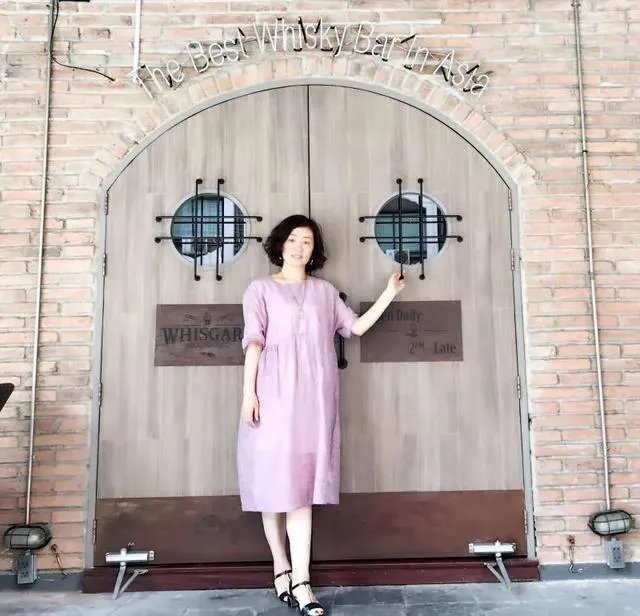 大家能否推荐下适合职场女性的服装品牌？穿上走路带风那种？