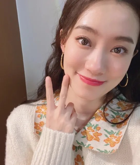 张小斐罕见晒自拍,一身休闲装配微卷发好显嫩,你认为呢?