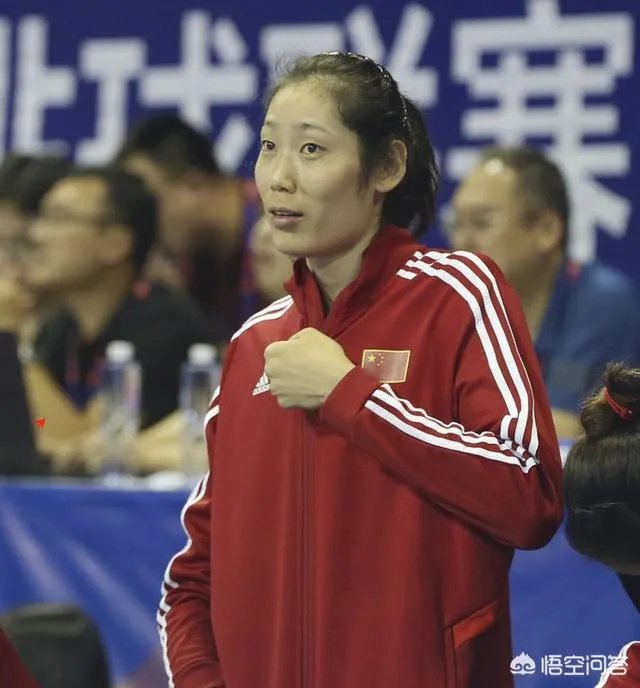 北仑站女排最后一战，大美女姚笛在场下捂嘴偷笑，朱婷还手舞足蹈的发生了什么？